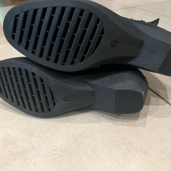 NEW Serene Island boots...never worn - Picture 4 of 5